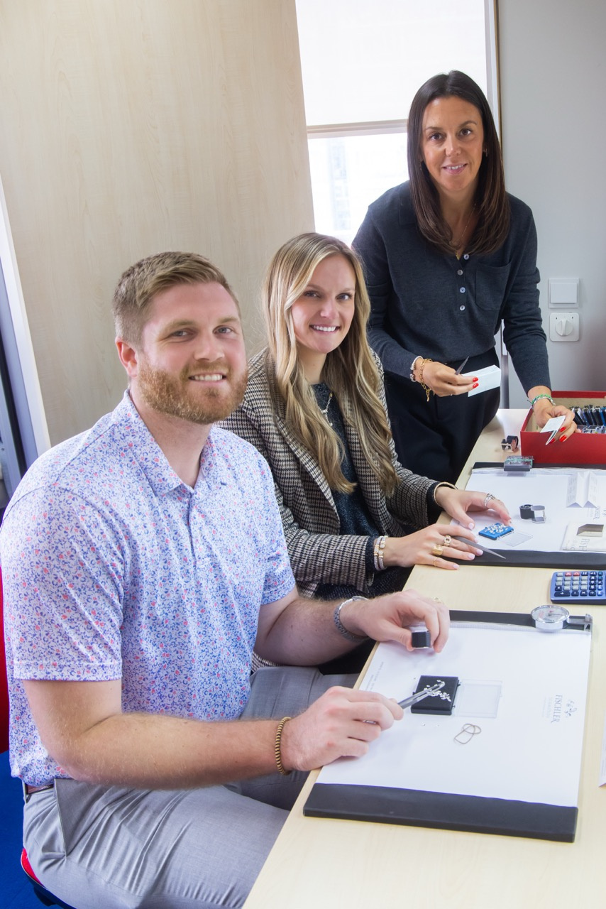Smiling at the Antwerp diamond trading table